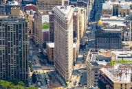 从令人惊叹的鸟瞰视角，可以俯瞰曼哈顿繁华的城市景观