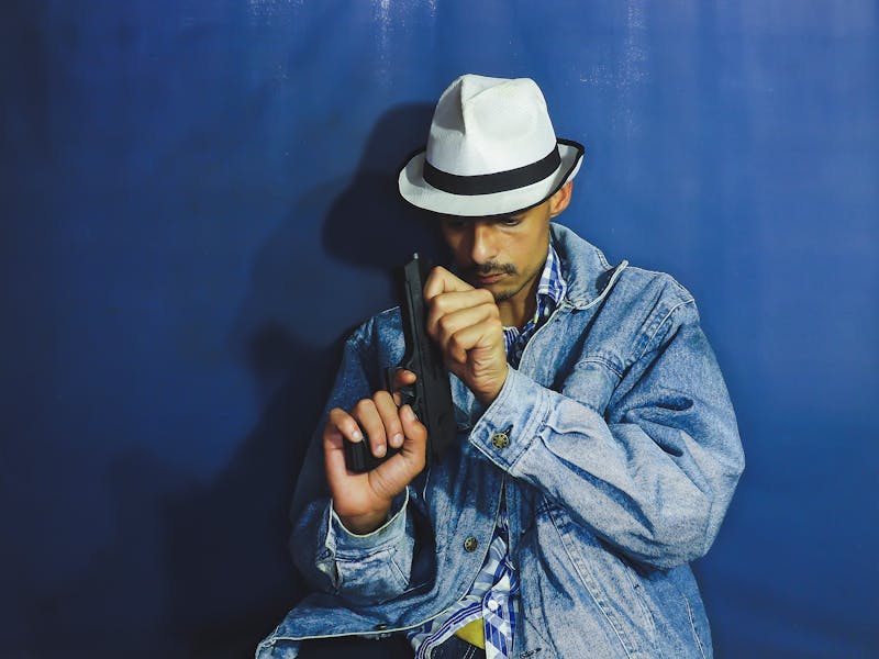 Técnico utilizando llave de impacto para fijar soporte estructural en cubierta