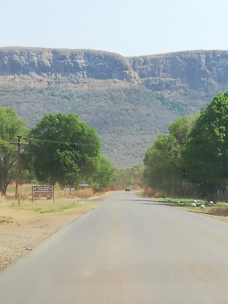 Técnico aplicando revestimiento en una superficie metálica
