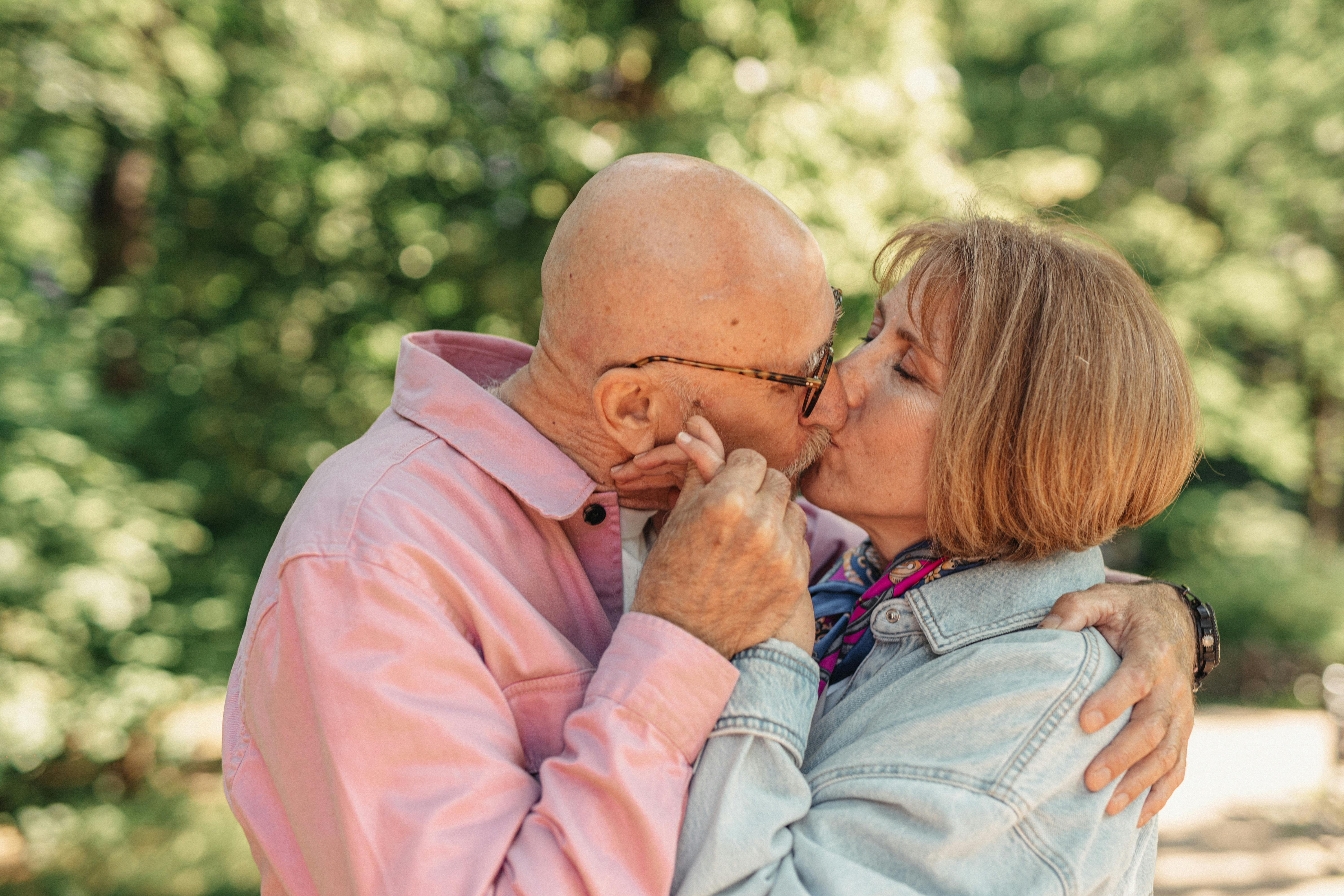 elderly couple kissing