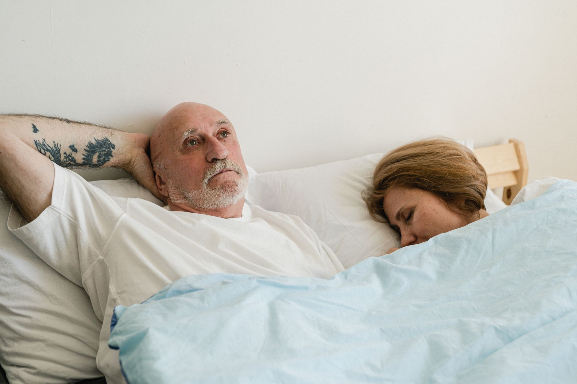 7 Dingen Die Je Tegen Je Man Moet Zeggen 7 https://www.pexels.com/photo/bald-man-lying-on-bed-with-a-woman-8972599/