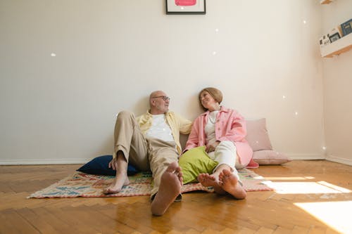 Бесплатное стоковое фото с босые ноги, вместе, диванные подушки