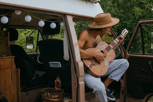 Kostnadsfri bild av akustisk gitarr, brun hatt, husbil