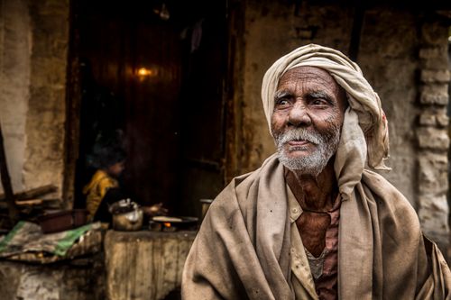 Free Close-up portrait of an elderly man with a headscarf, deeply expressive face, and traditional attire. Stock Photo