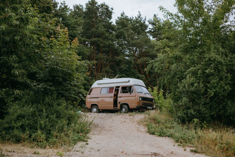 Campervan zaparkovaný na kempišti v lese