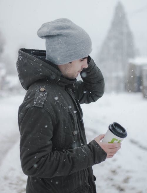 Fotobanka s bezplatnými fotkami na tému bočný pohľad, čiapka, držanie