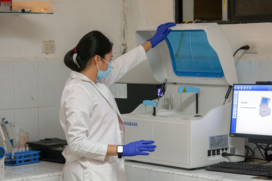 Científica trabajando con equipo de laboratorio