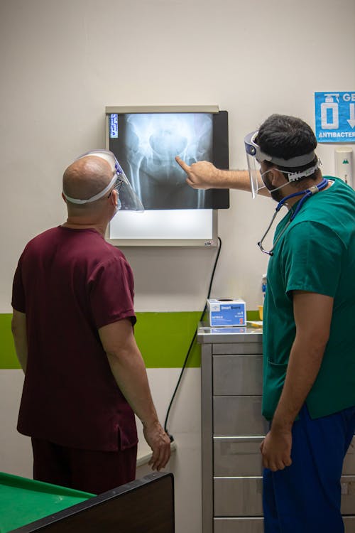 Foto profissional grátis de análise, apontando, argumentando