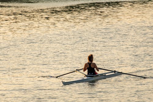 Immagine gratuita di acqua, barca, donna