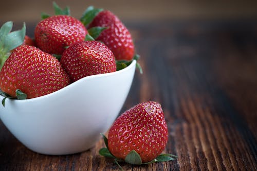 Tazón De Fuente Blanco De Fresas Enteras