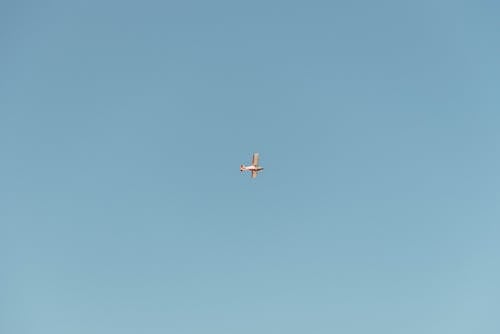 Безкоштовне стокове фото на тему «блакитне небо, жаб’яча перспектива, літальний апарат»