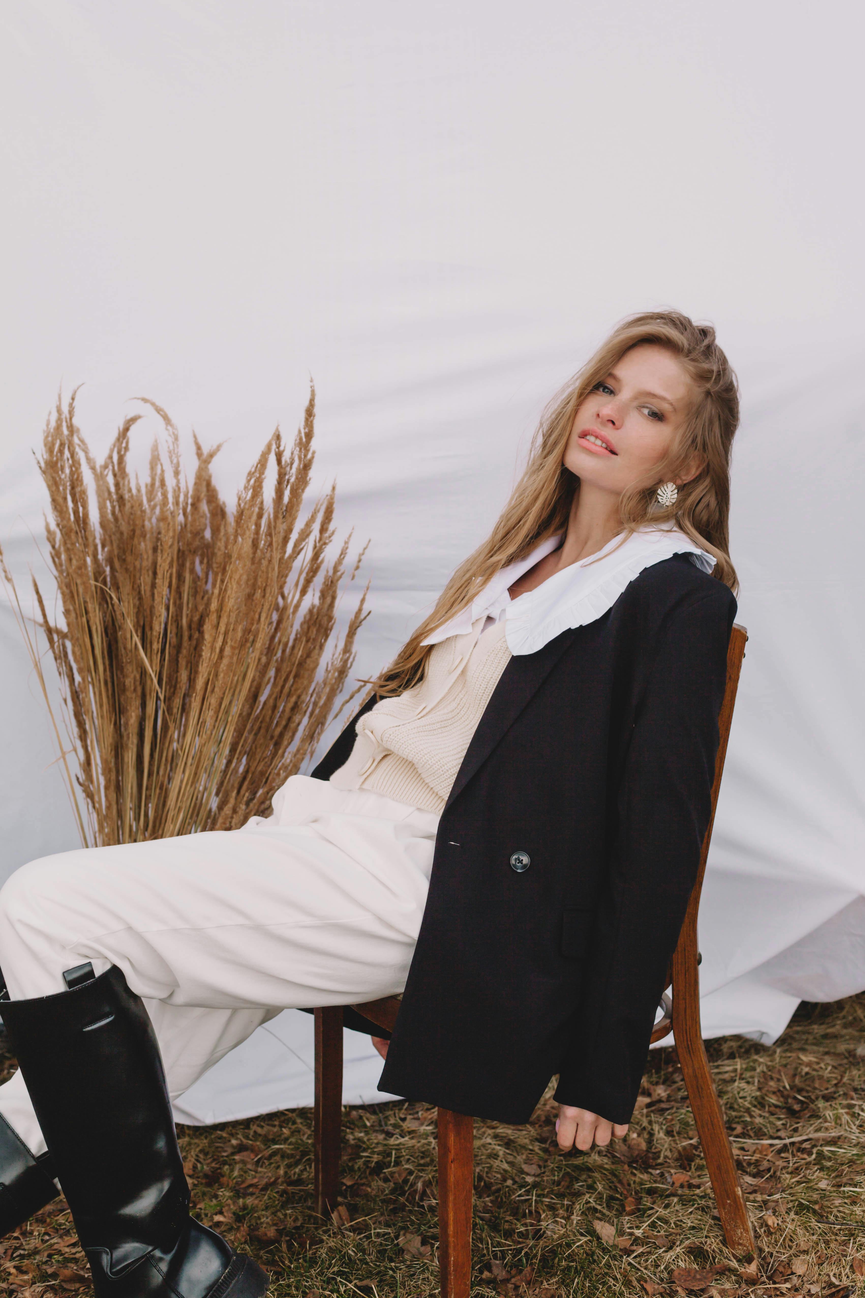 감정 피로를 느끼는 사람이 고개를 숙인 모습