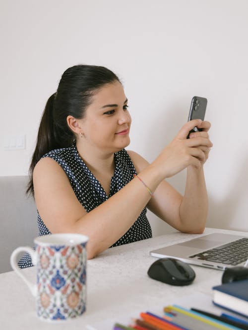 Free A Woman Using a Smartphone Stock Photo
