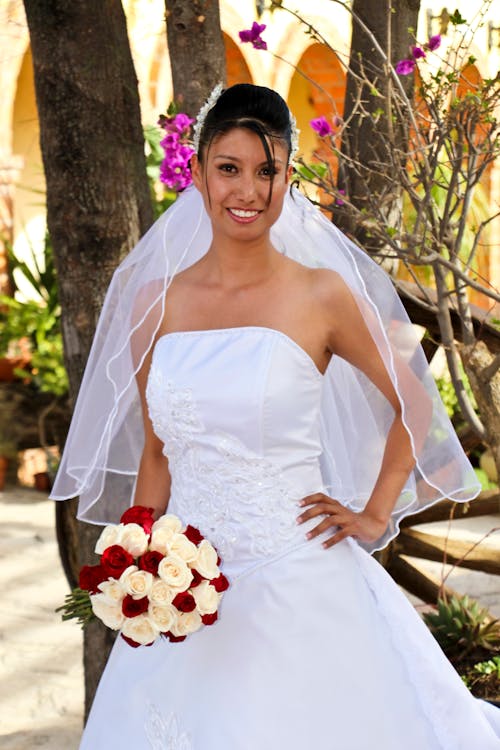 Gratis Immagine gratuita di abito bianco, bouquet, donna Foto a disposizione