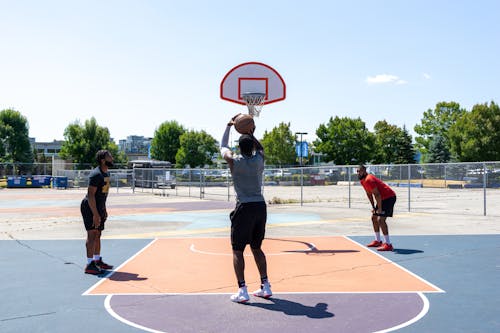 Fotobanka s bezplatnými fotkami na tému afroameričania mužov, basketbal, basketbalové ihrisko