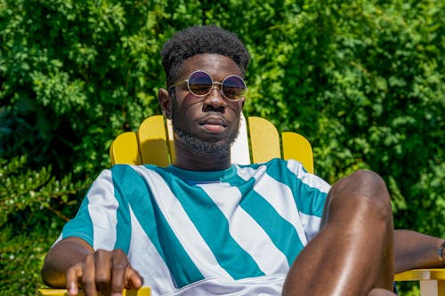 Kostenlos Kostenloses Stock Foto zu afroamerikanischer mann, chillen, gestreiftes hemd Stock-Foto