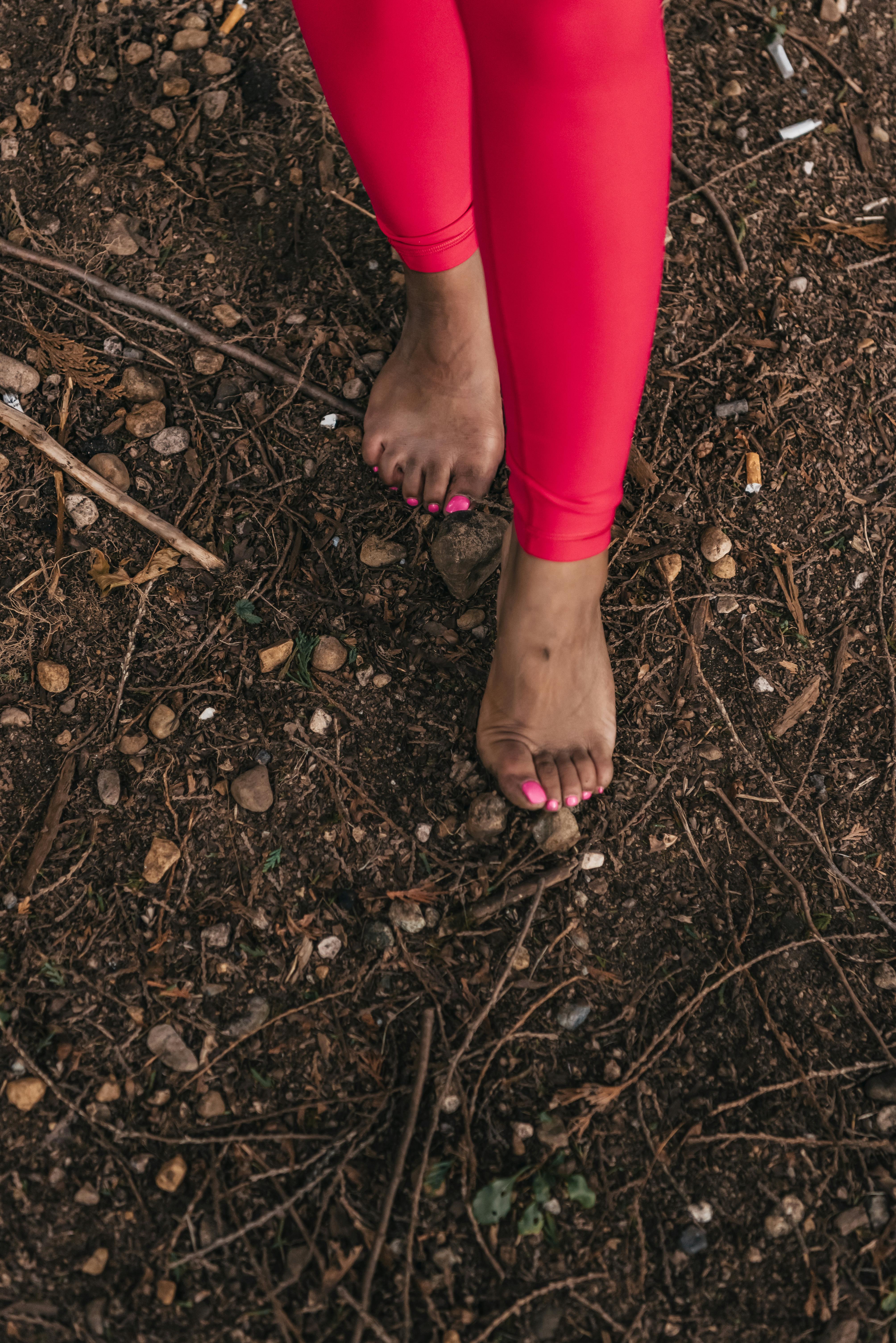 Close-up van voeten tijdens mindful wandelen - bewust elke stap zetten voor innerlijke kalmte