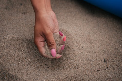 ハンド, マニキュアを塗った爪, 砂の無料の写真素材