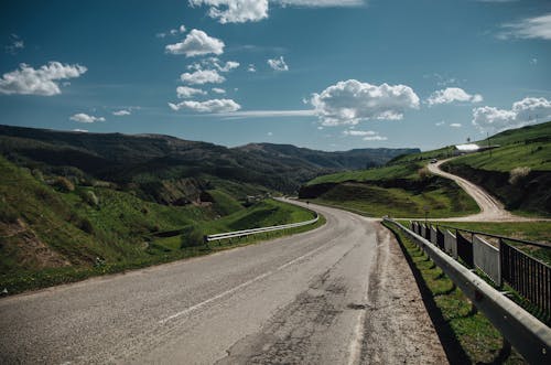 Gratis arkivbilde med asfaltvei, fjell, fjellutsikt