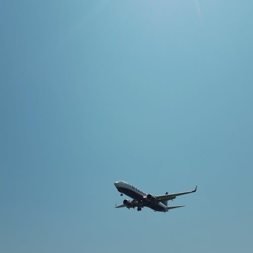 grátis Foto profissional grátis de aeronáutica, aeronave, céu azul Foto profissional
