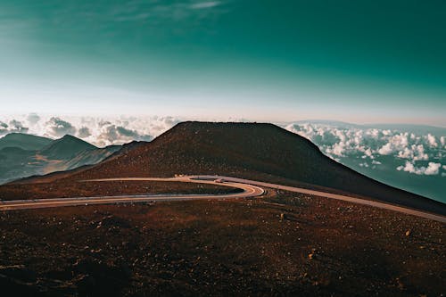 Foto profissional grátis de calmo, colina, estrada