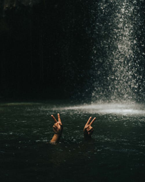 Immagine gratuita di cascata, fiume, gesti