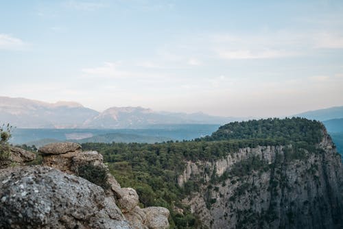 бесплатная Бесплатное стоковое фото с геологическое образование, горы, деревья Стоковое фото