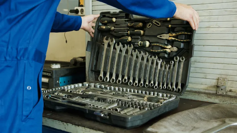 Serrurier expert utilisant des outils spécialisés pour débloquer un barillet coincé sans endommager le mécanisme