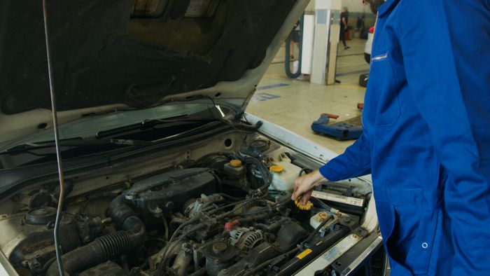 Mecánico experto trabajando en vehículo Motril