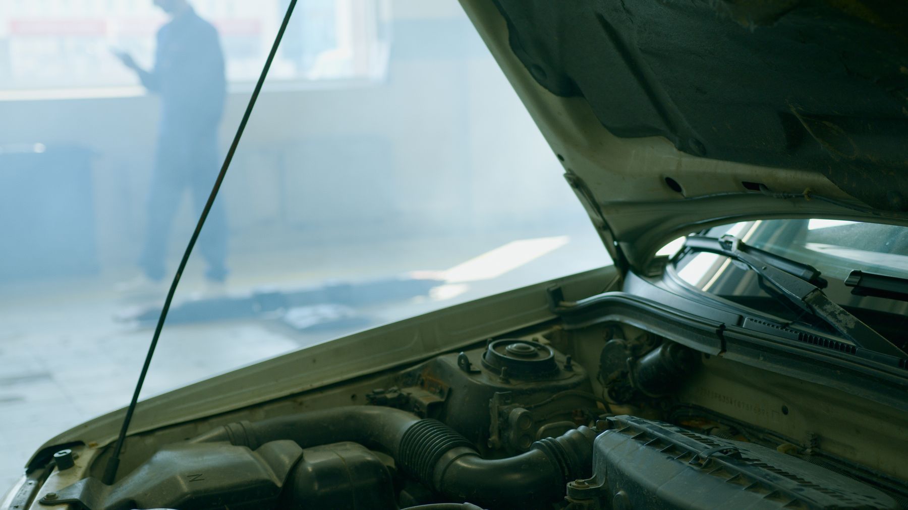 Entretien automobile dans un atelier