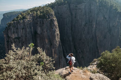 Foto d'estoc gratuïta de aventura, barranc, caminada