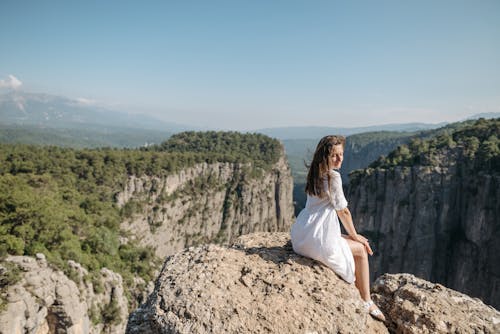 Бесплатное стоковое фото с белое платье, гора, женщина