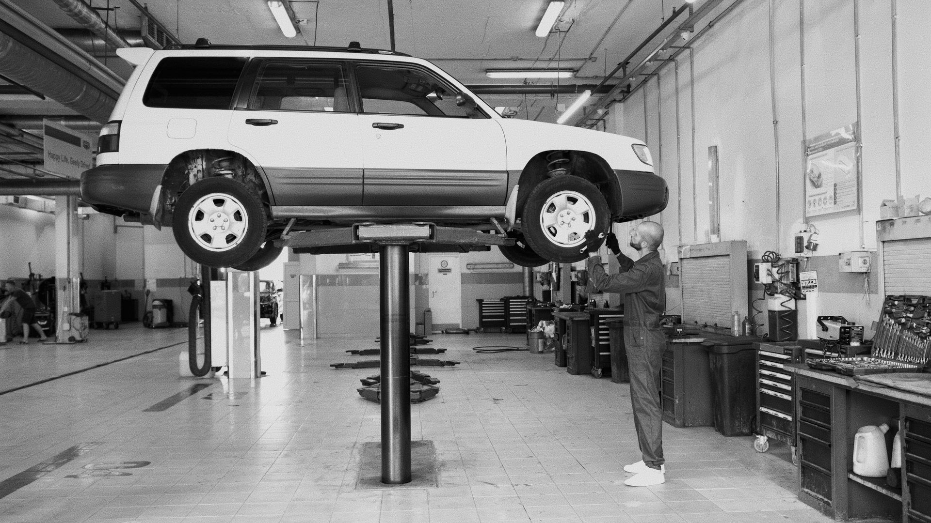 Fahrzeug auf der Hebebühne während einer technischen Prüfung.