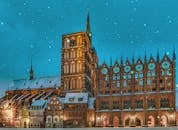 在德国施特拉尔松德市政厅迷人的冬季傍晚，降雪为这座历史地标增添了魅力