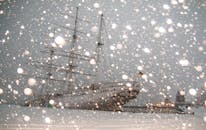 冬季，帆船停靠在德国白雪皑皑的施特拉尔松德港，正值降雪时节