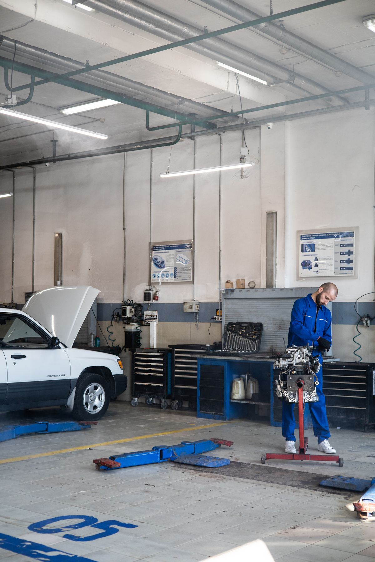 Symbolbild: Arbeit und Abstimmung in einer Kfz-Werkstatt