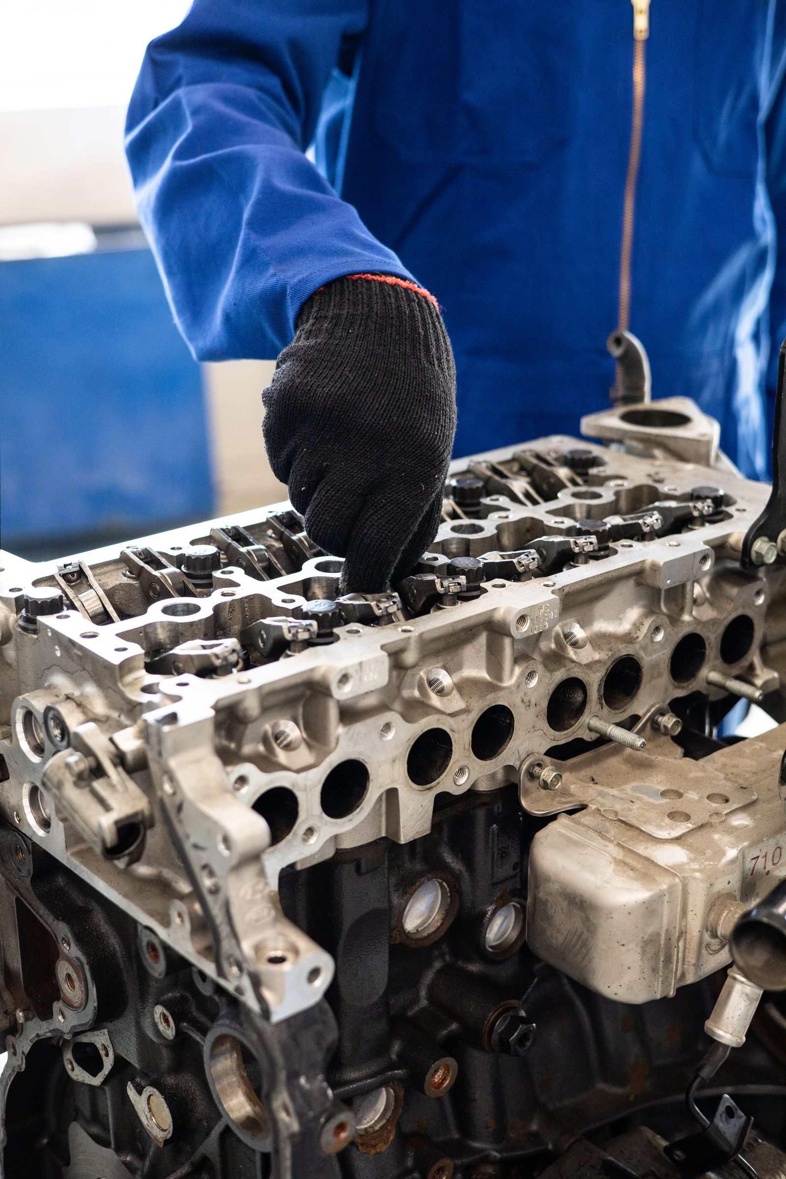 Mechanic repairing an engine - mechanic salary in Germany