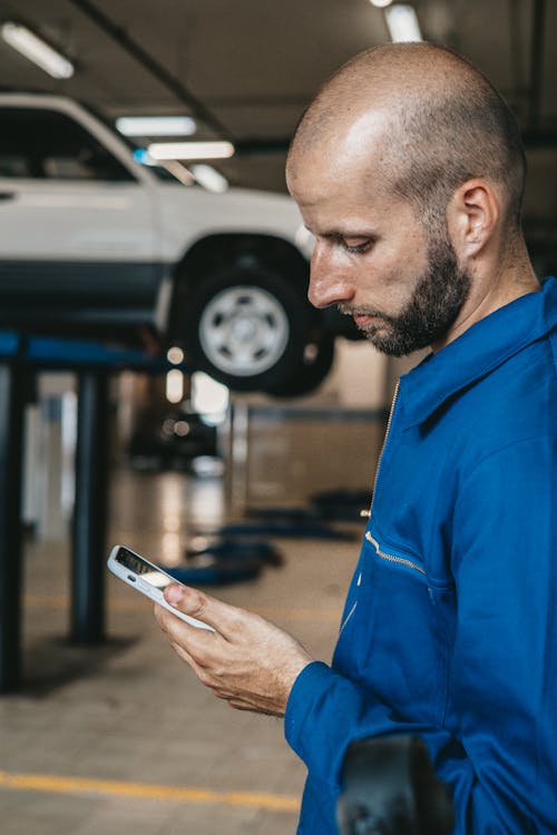 Photos gratuites de atelier de réparation automobile, en utilisant, homme