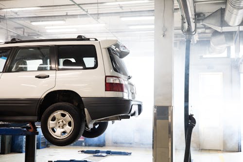 Foto profissional grátis de atendimento, carro branco, check-up