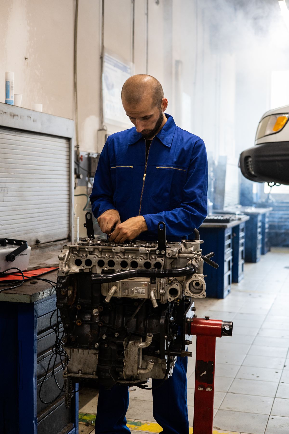 Werkstattumgebung mit Fahrzeug auf der Hebebühne