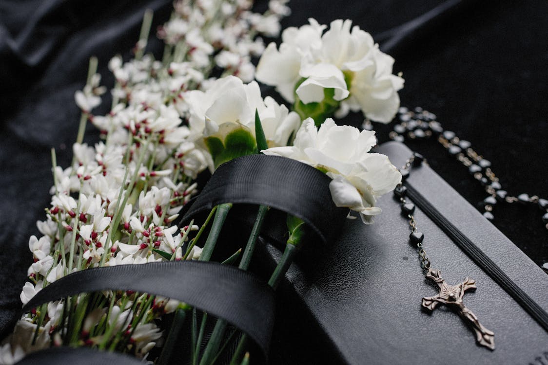 Gratis stockfoto met begrafenis, Bijbel, bloemen