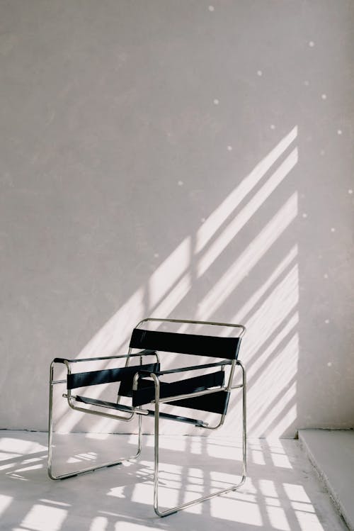 Foto d'estoc gratuïta de cadira metàl·lica, espai per a text, ombra