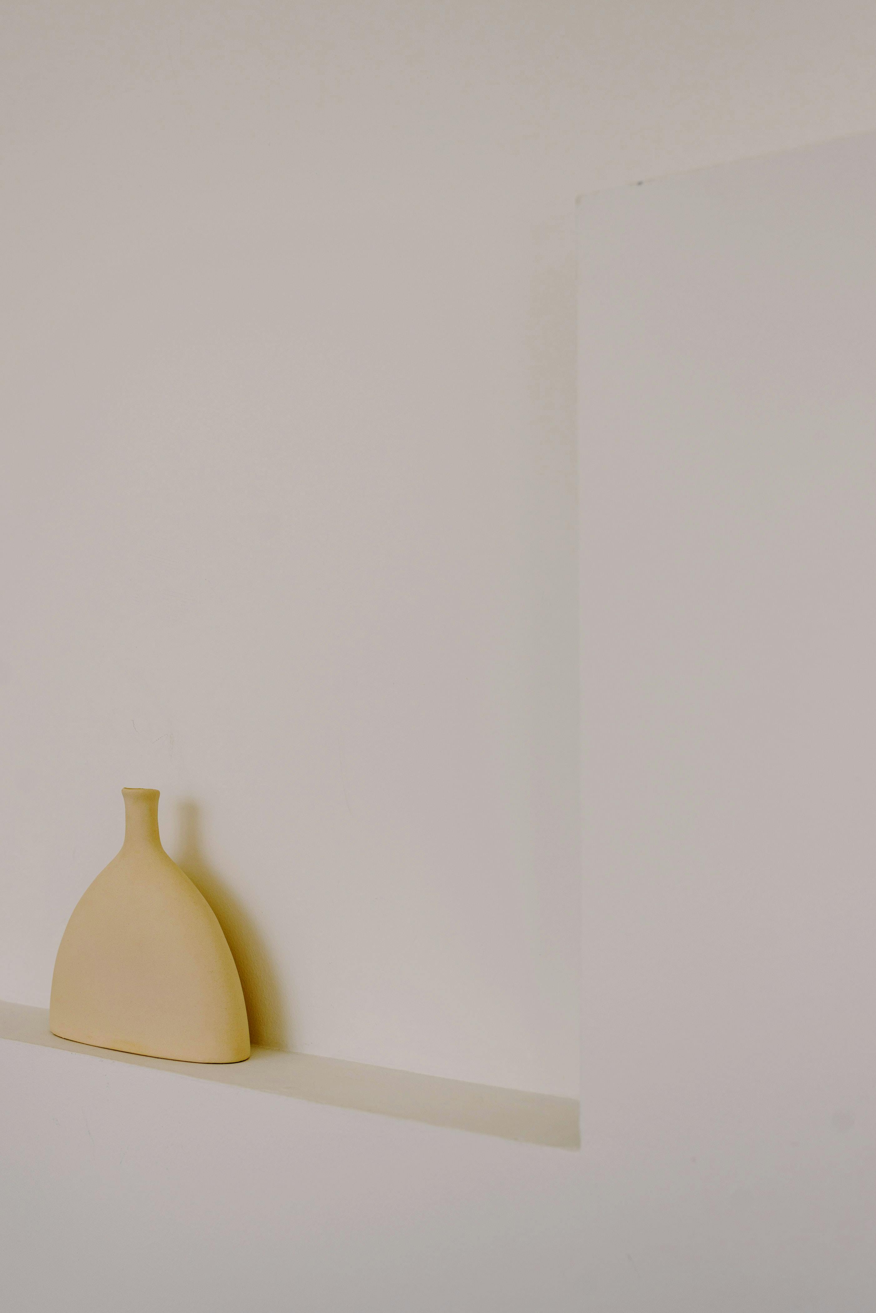 Zadarmo Váza Nad Bielym Povrchom Fotka z fotobanky