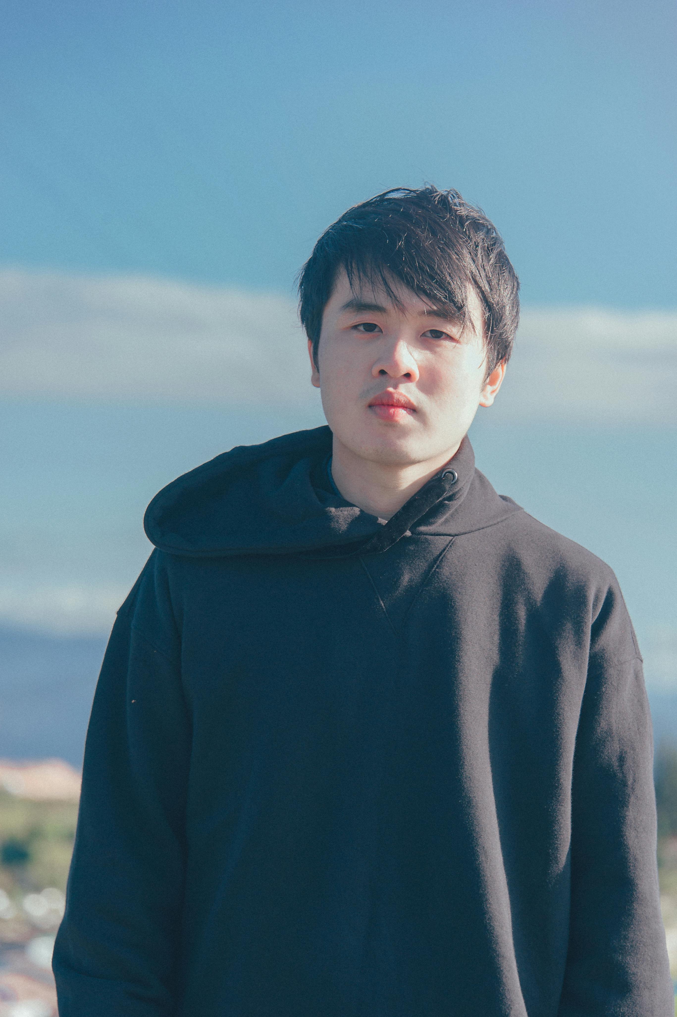 Foto Des Mannes Im Schwarzen Pullover Hoodie \u00b7 Kostenloses Stock Foto