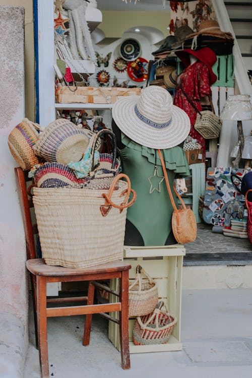 Foto profissional grátis de boutique, cadeira de madeira, caixote de madeira