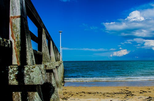 Brown Wooden Bar In Der Nähe Von Sea Shore Unter Blauem Himmel Während Der Tageszeit