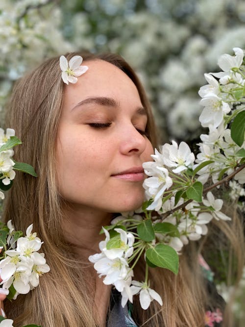 Darmowe zdjęcie z galerii z białe kwiaty, długie włosy, flora