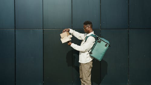 Ingyenes stockfotó afro-amerikai férfi, átadó, cipelés témában