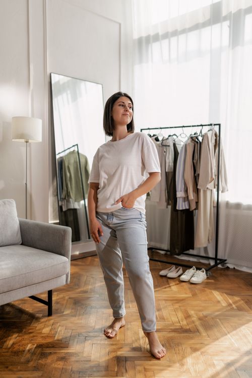 Free Woman in casual wear posing confidently in a stylish and bright indoor setting. Stock Photo