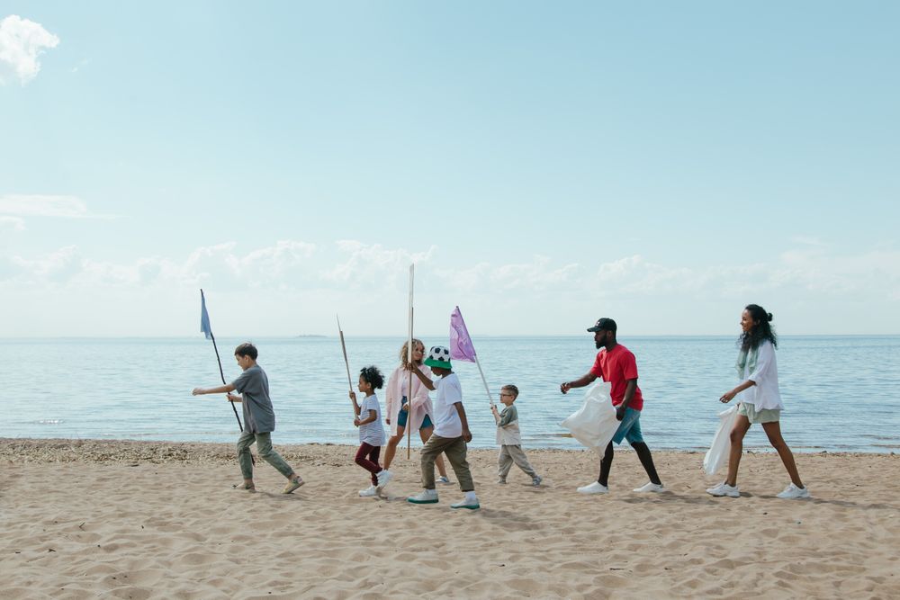 海辺を一緒に歩く人々のイメージ写真（デザイン用）